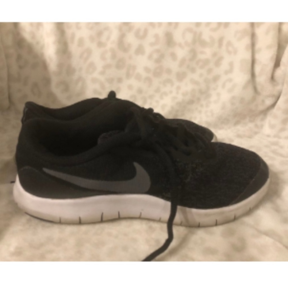 NIKE BLACK ATHLETIC SNEAKERS SIZE 5.5